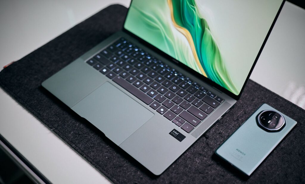 HONOR MagicBook Art 14 (2025): Ultralett 14'' OLED-laptop med Intel Ultra-prosessor og 1600 nits skjerm