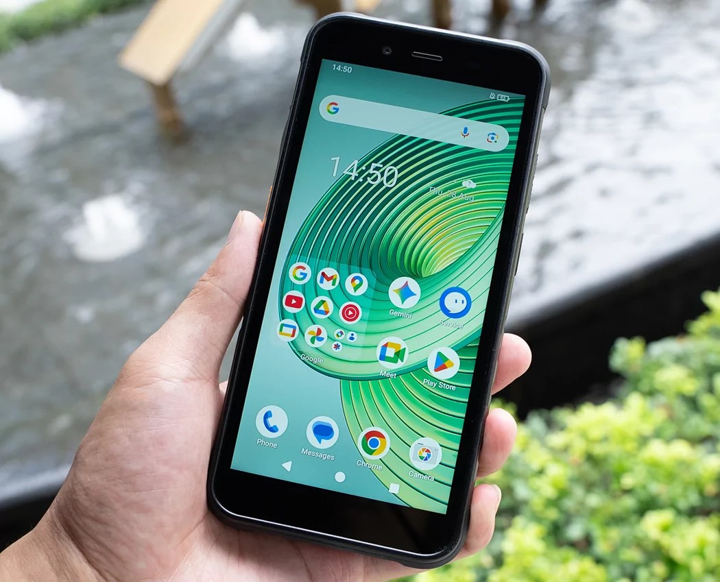 Ulefone RugKing: Robust budsjettmobil med 9600 mAh batteri, 126 dB høyttaler og militærbeskyttelse 3 En annen funksjon ved RugKing-smarttelefonen er tilstedeværelsen av en uSmart 2.0-kontakt, som lar deg koble noe Ulefone-tilbehør til mobilenheten.