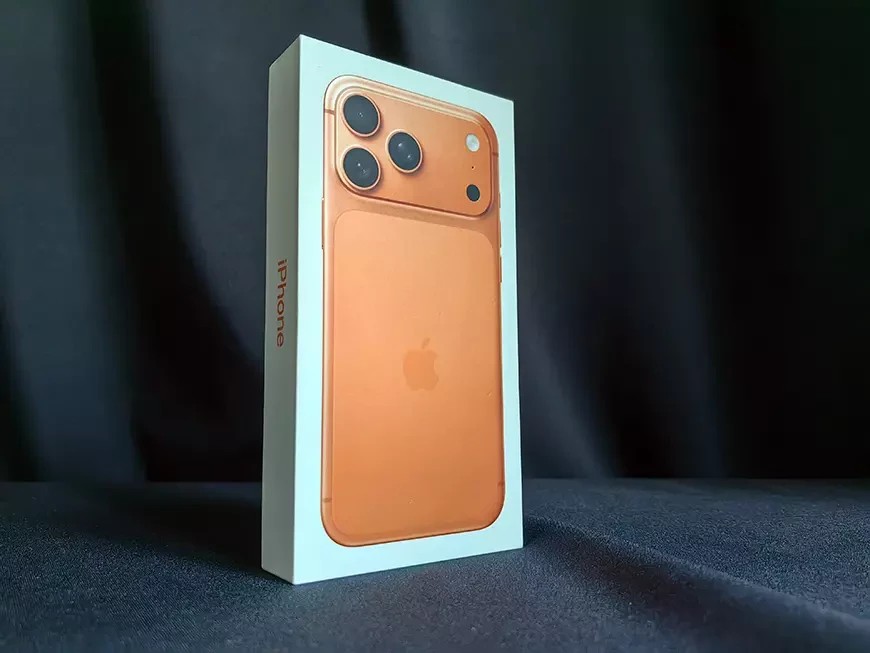 iPhone 17 Pro Max Test: Apple sitt nye monster er her – og det leverer på alle fronter 2 Aluminiumskabinettet, som måler 163,4 x 78 x 8,75 mm og veier 233 gram, har en nydesignet kameramodul og en glassplate for trådløs lading på baksiden.