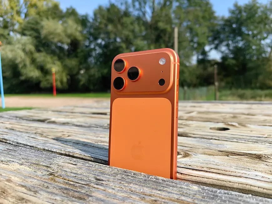 iPhone 17 Pro Max Test: Apple sitt nye monster er her – og det leverer på alle fronter 5 Det lukkede vannkjølesystemet er størrelsesordener mer effektivt enn å bare lede varmen gjennom en liten del av kabinettet, noe som betyr at Apple iPhone 17 Pro Max forblir betydelig kjøligere selv under tung belastning, og gassreguleringen er også betydelig redusert.