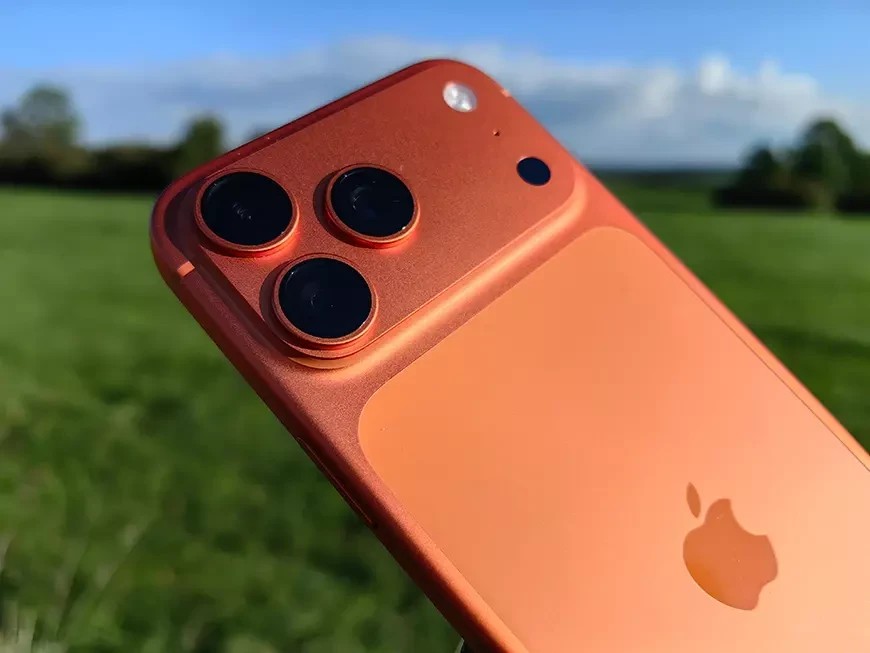 iPhone 17 Pro Max Test: Apple sitt nye monster er her – og det leverer på alle fronter 7 Kameramodulen til Apple iPhone 17 Pro Max har gjennomgått betydelige endringer og har fått 8x optisk zoom.