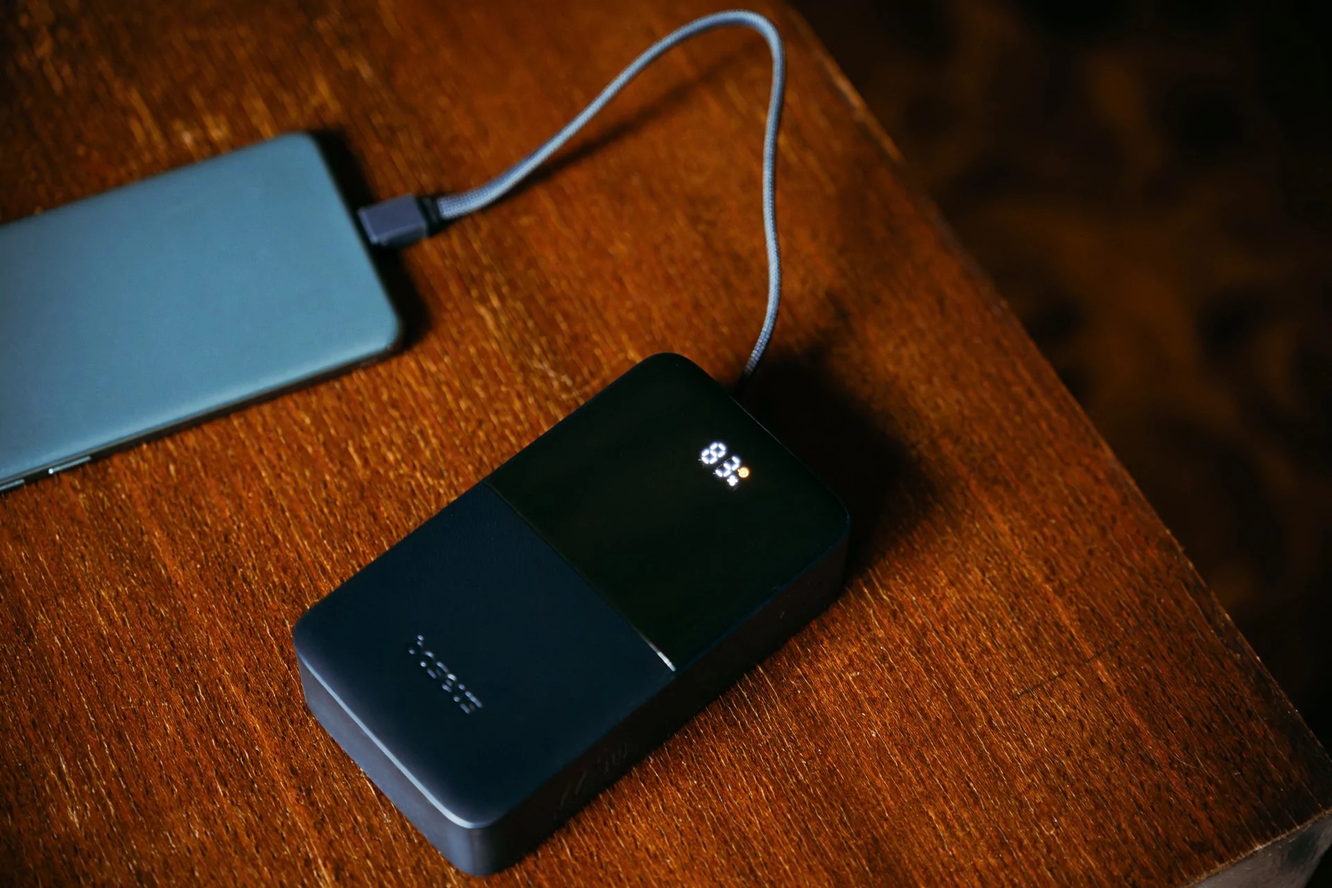 Baseus Enerfill Bipow 2 Pro test: Powerbanken du faktisk vil ta med deg 5 Det er også verdt å merke seg at den innebygde USB Type-C-kabelen ikke bare kan brukes til å lade smarttelefoner, nettbrett og andre mobile enheter, men også til å lade selve powerbanken.