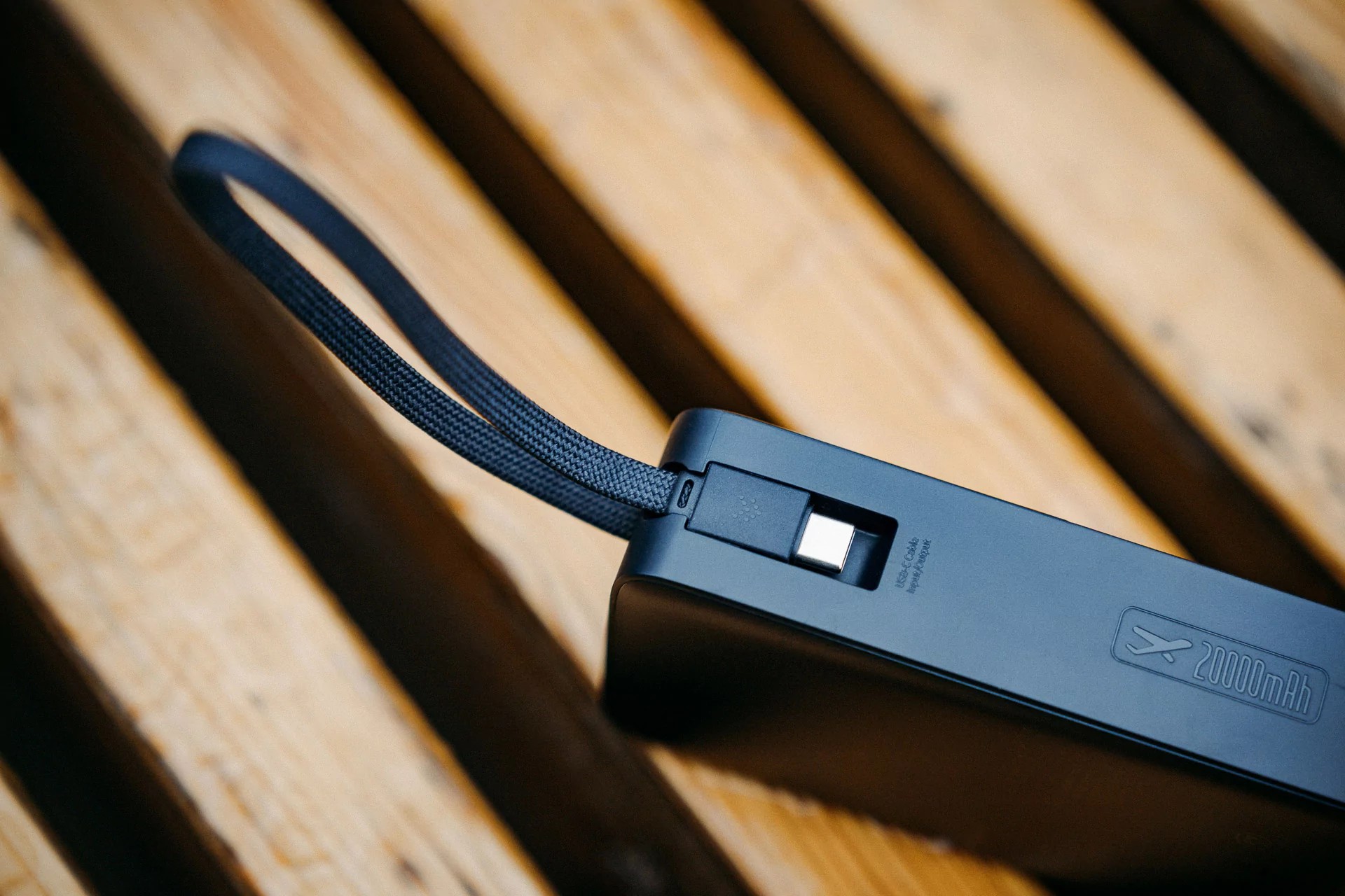 Baseus Enerfill Bipow 2 Pro test: Powerbanken du faktisk vil ta med deg 3 Ideen er ganske spennende: når kabelen ikke er nødvendig, fester brukeren ganske enkelt USB Type-C-enden til en spesiell klips på venstre side, noe som lager en løkke for enkel transport. Når kabelen trengs igjen, løsner den enkelt fra klipsen og kan brukes til det tiltenkte formålet.