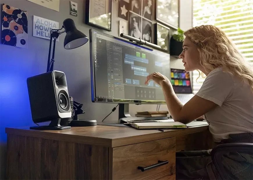 Klipsch ProMedia Lumina: En stilren lydoppgradering for PC-brukere 4 Klipsch ProMedia Lumina-lydsystemet har også en automatisk av/på-funksjon, som eliminerer unødvendig manuell inngripen. Systemet synkroniserer automatisk med PC-ens strøminnstillinger, noe som gir praktisk kontroll.