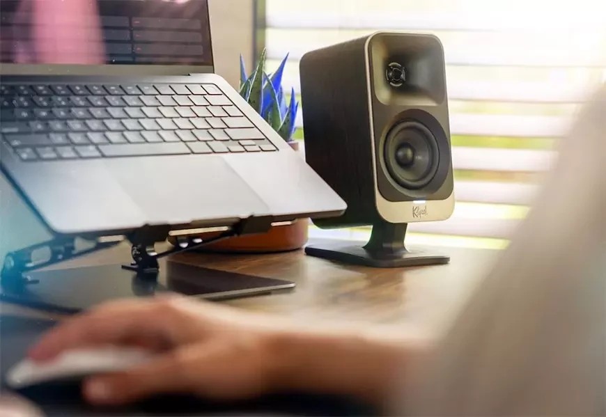 Klipsch ProMedia Lumina: En stilren lydoppgradering for PC-brukere 3 Hver ProMedia Lumina-stasjonærhøyttaler er utstyrt med seks LED-lys som skaper atmosfæriske lysmoduser med en myk, diffus glød.