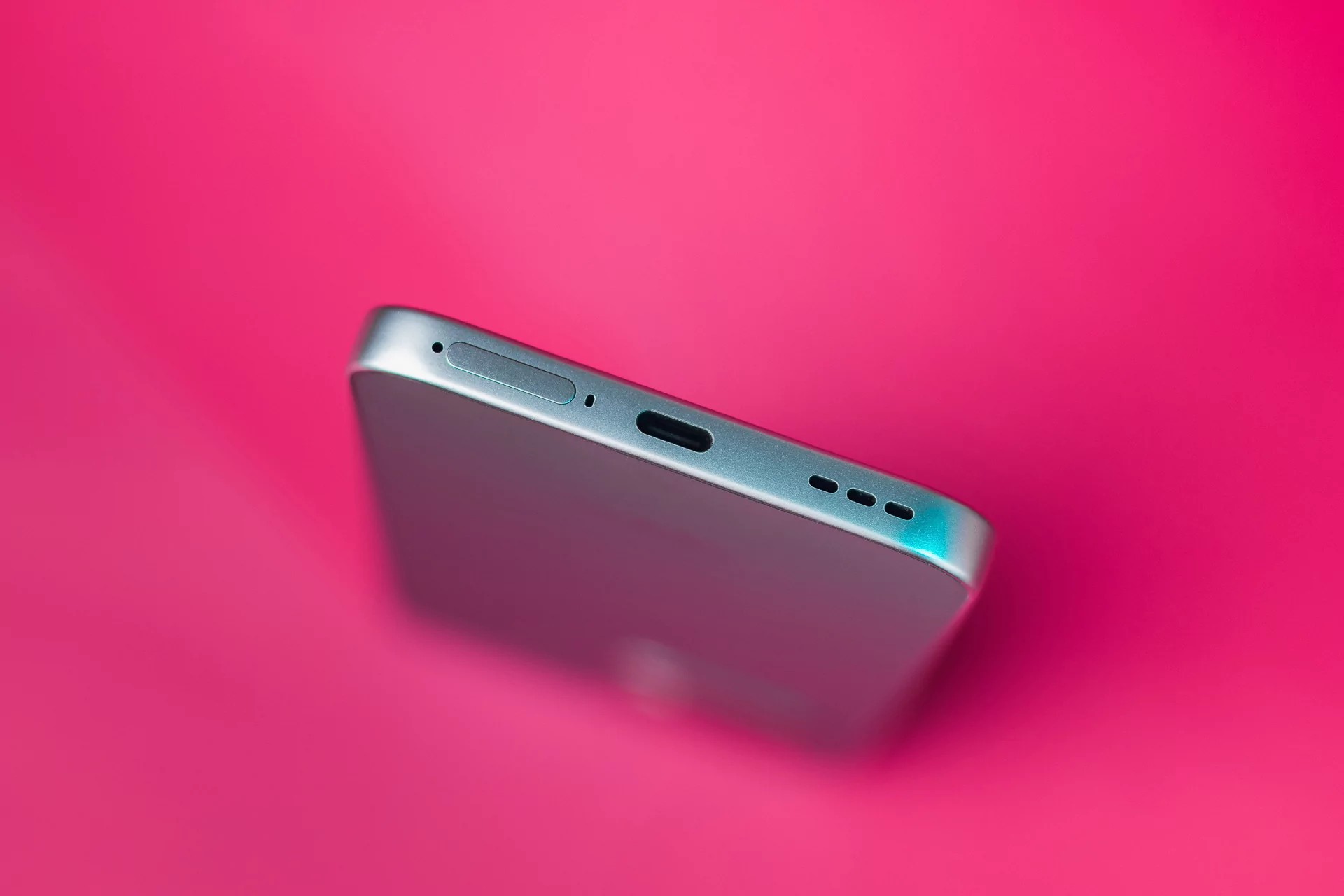 OPPO A6 Pro test: En overraskende komplett smarttelefon for folk flest 4 Hvis du ikke legger merke til fingeravtrykksskanneren på dekselet, er det fordi den er innebygd under skjermen. Apropos det.