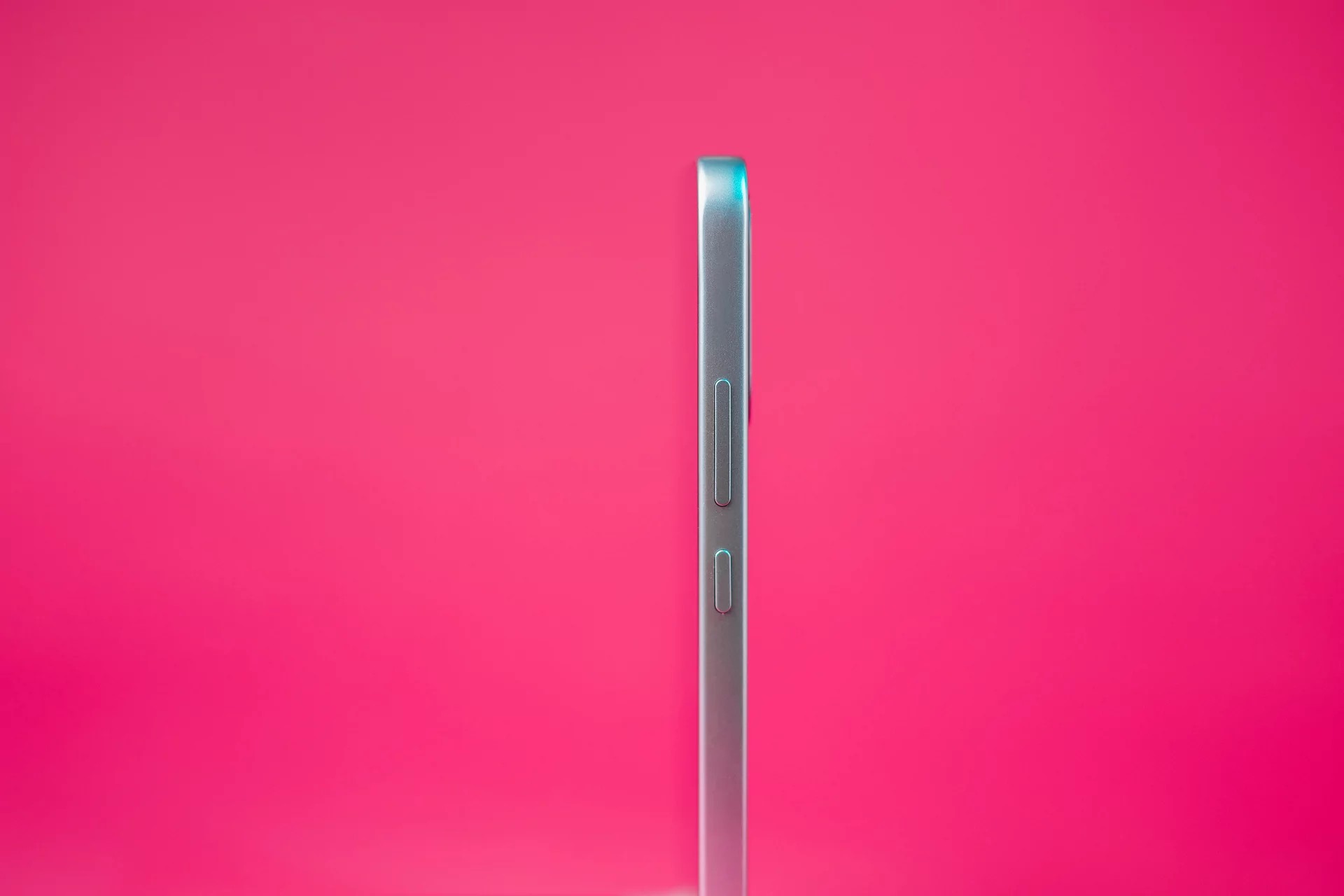 OPPO A6 Pro test: En overraskende komplett smarttelefon for folk flest 3 Smarttelefonen er beskyttet mot vann og støv i henhold til standardene IP66, IP68 og IP69 – den tåler nedsenking i 1,5 meters vanndyp i opptil 30 minutter og vannsprut på 80 °C.