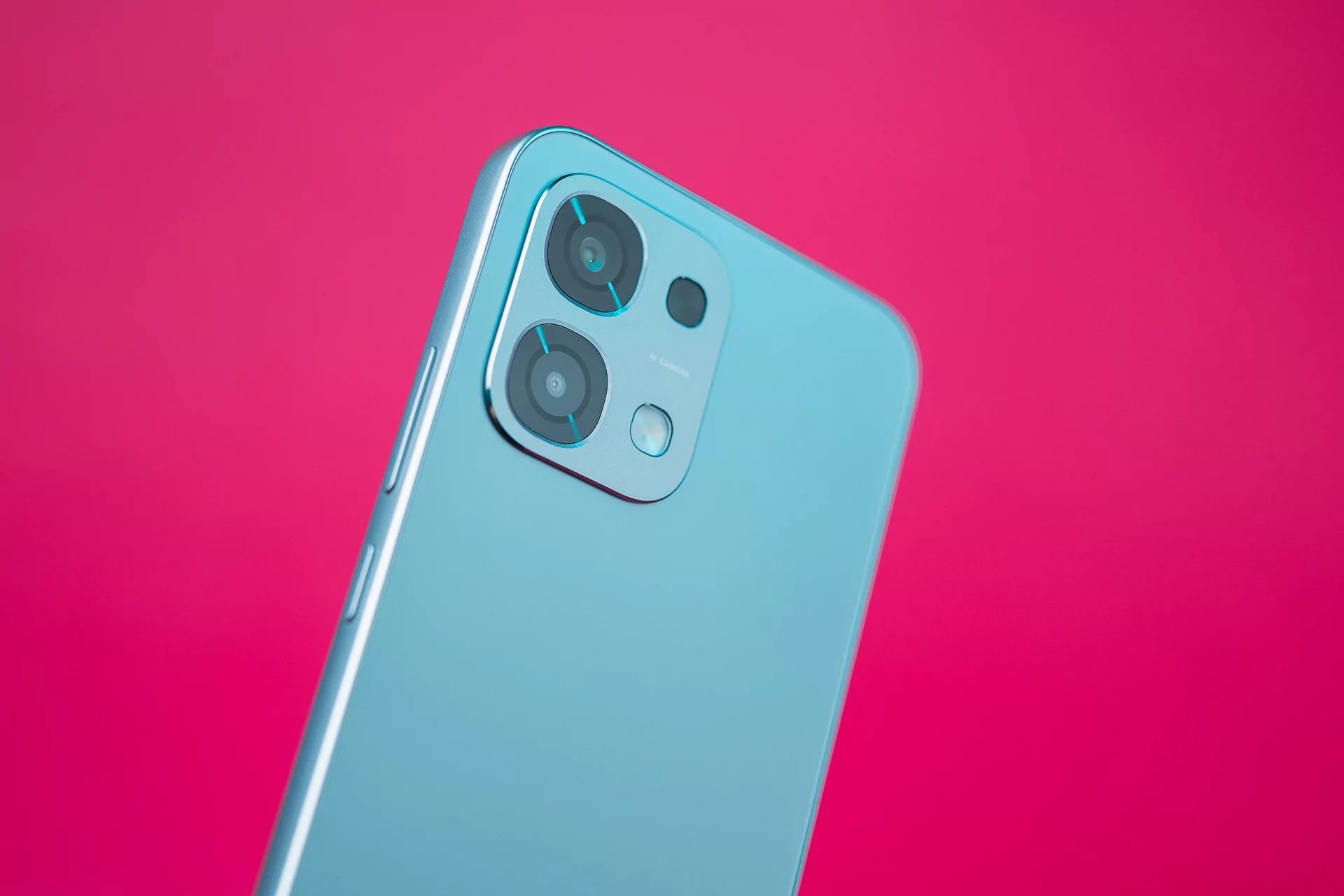OPPO A6 Pro test: En overraskende komplett smarttelefon for folk flest 2 Det som var gledelig var hvor robust dekselet var – takket være slitesterke materialer har OPPO A6 Pro en forsterket struktur som er motstandsdyktig mot fall og støt