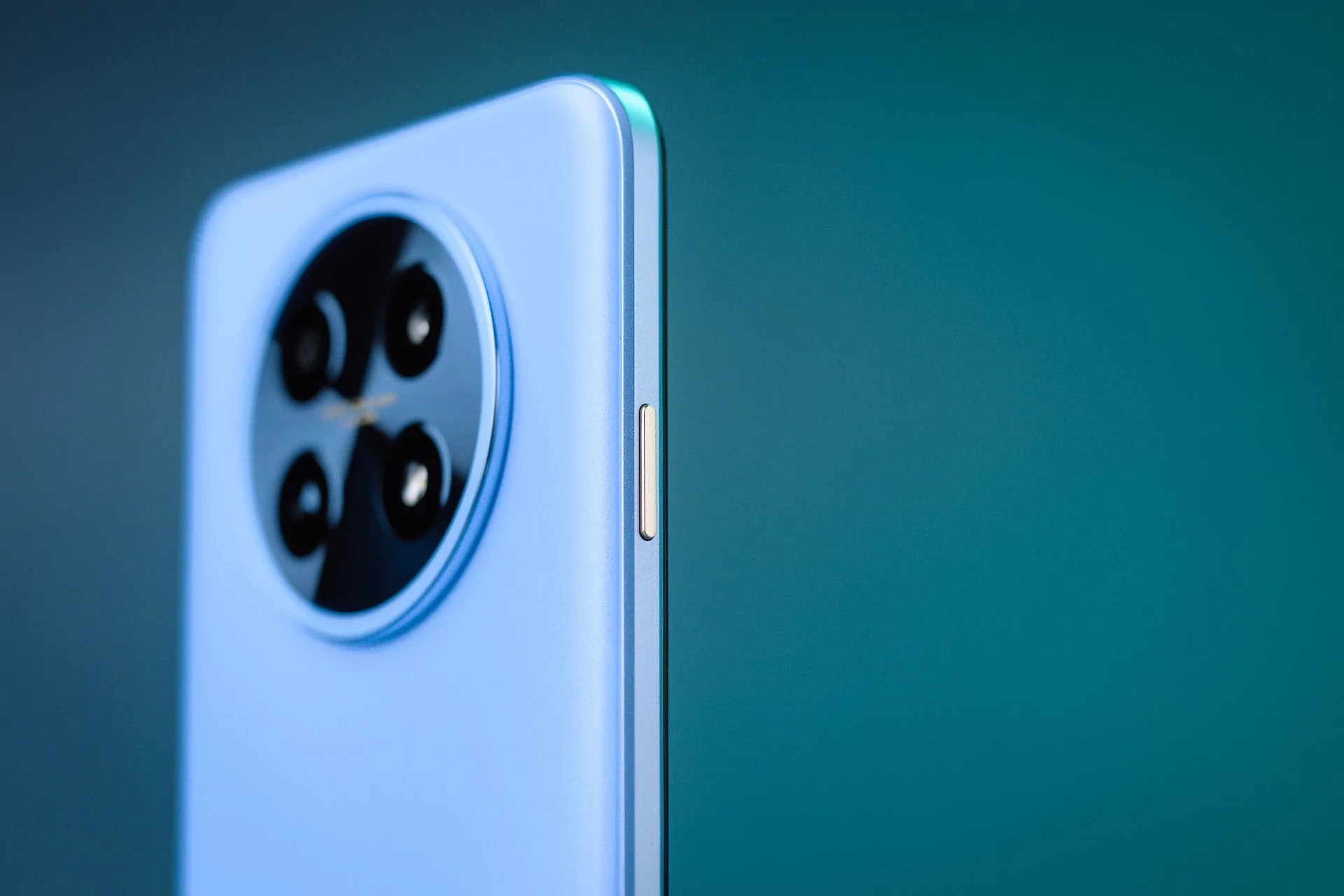 HUAWEI nova 14i test: Gigantbatteri, smart design og overraskende gode kameraer 6 Venstresiden av HUAWEI nova 14i har en annen bemerkelsesverdig funksjon: en dedikert programmerbar X-knapp som lar deg raskt utføre bestemte handlinger.