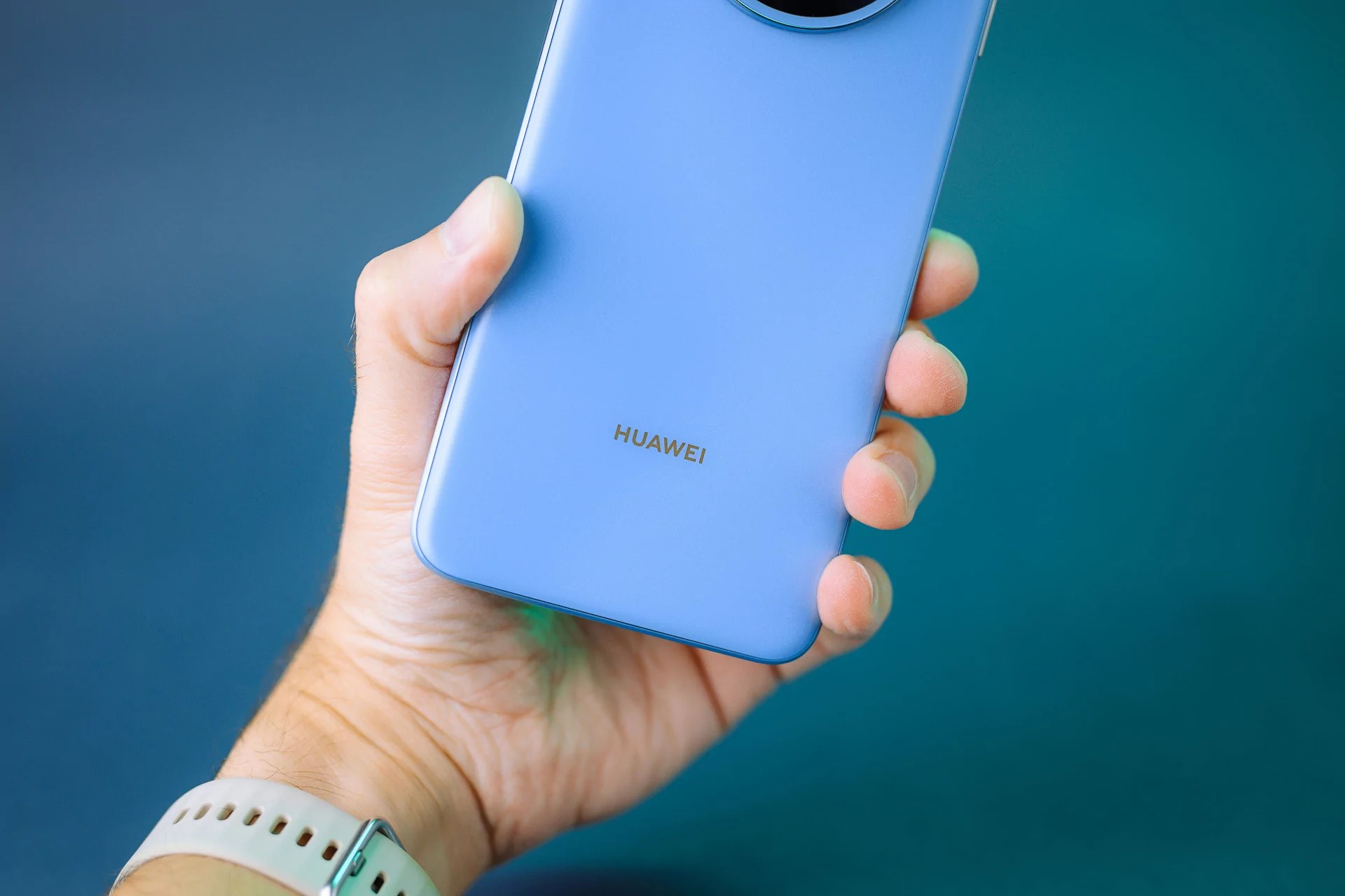 HUAWEI nova 14i test: Gigantbatteri, smart design og overraskende gode kameraer 3 Det er verdt å merke seg at smarttelefonen ligger veldig komfortabelt i hånden, takket være de svake kurvene rundt kantene, som sikrer at enheten ikke presser mot håndflaten i det hele tatt.