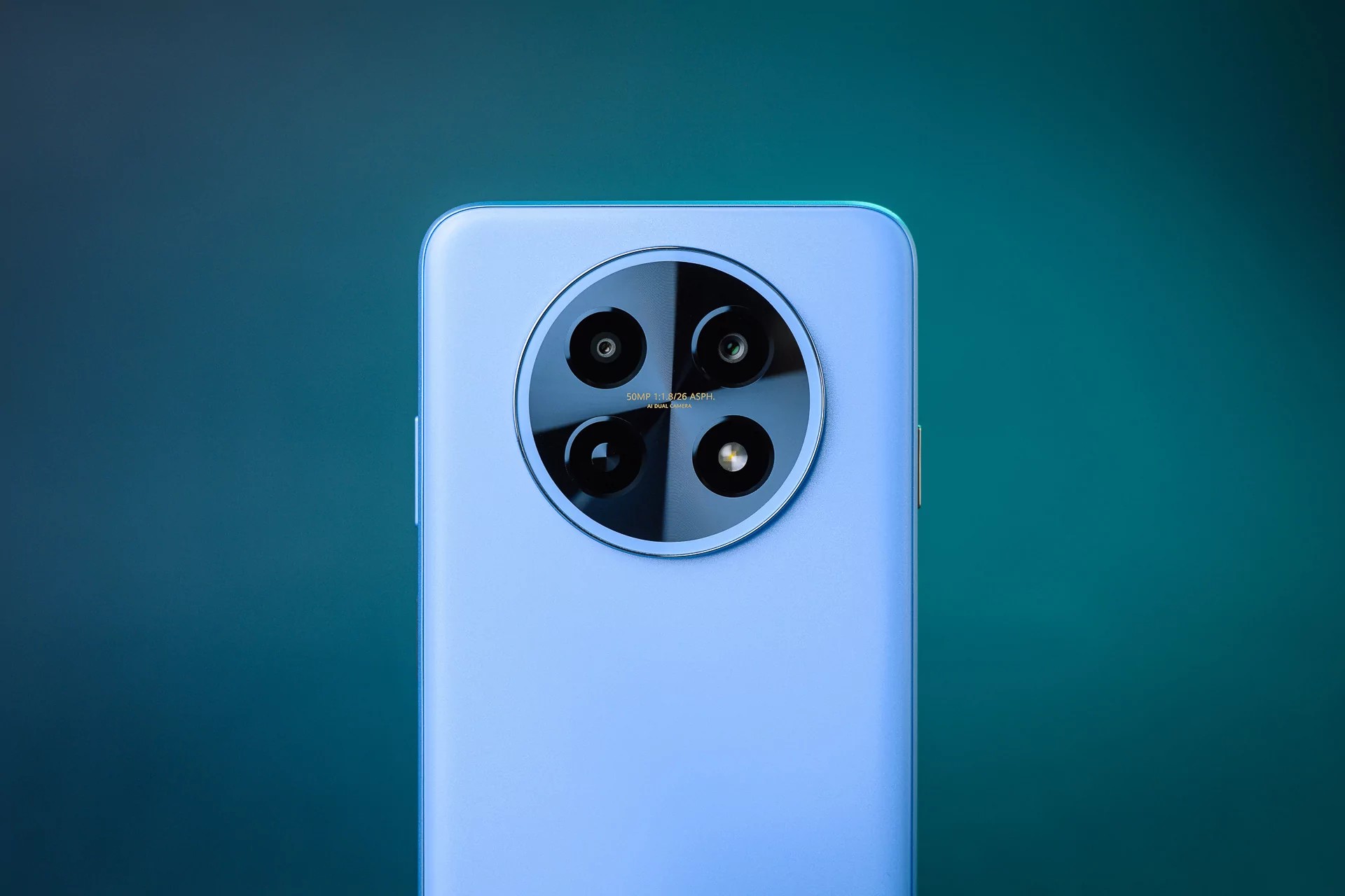 HUAWEI nova 14i test: Gigantbatteri, smart design og overraskende gode kameraer 2 Bakdekselet ser ganske attraktivt ut takket være belegget som glitrer behagelig i lyset. Det har også en diskret, sirkulær kameraklynge plassert midt i midten.