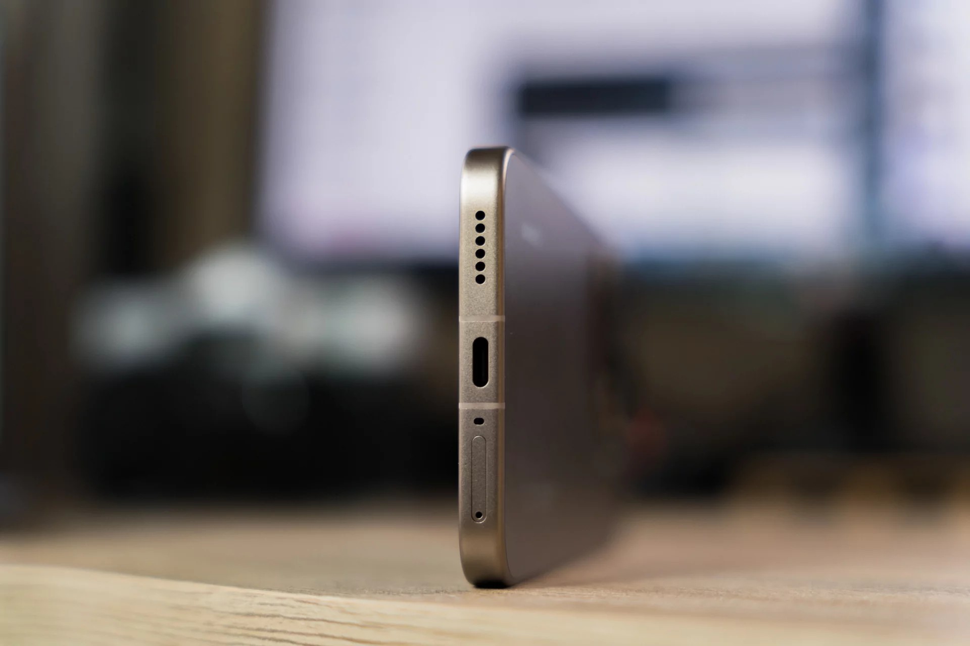 Xiaomi 15T Pro test: Et smartere flaggskip uten unødvendig luksus 3 Men smarttelefonens ytre skall har gjennomgått noen positive endringer sammenlignet med tidligere generasjoner: skjermen er nå beskyttet av Gorilla Glass 7i (i stedet for Glass 5), og metallrammens stivhet er økt til 330 N/mm (opp fra 260 N/mm).