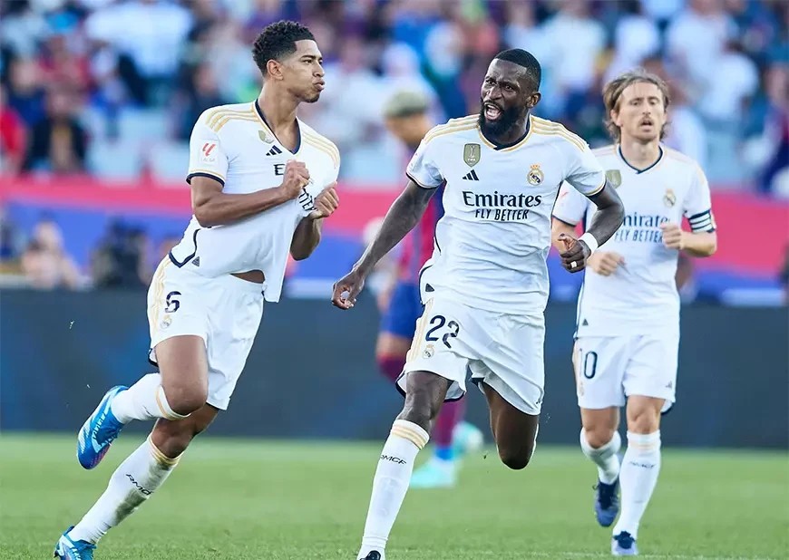 Real Madrid og Apple revolusjonerer sport: VR-kamper på Apple Vision Pro i 2026 3 I et intervju med den spanske publikasjonen GQ annonserte Real Madrids president Florentino Pérez og Apple Services visepresident Eddy Cue at de ville gi ut en dokumentarfilm for Apple Vision Pro neste år, filmet i Apple Immersive Video-format.