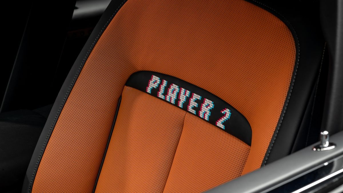 Rolls-Royce Black Badge Ghost Gamer: Retro-luksus i én unik utgave 4 UPOzbijeBY