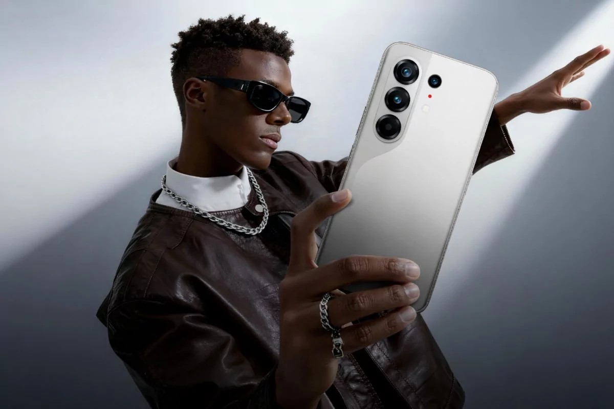 Tecno Camon 50 og Camon 50 Pro lansert: Store batterier, 144 Hz AMOLED og solid kamera til lav pris 2 Baksiden av Tecno Camon 50 Pro med trippelt kameraoppsett og elegant buet form.