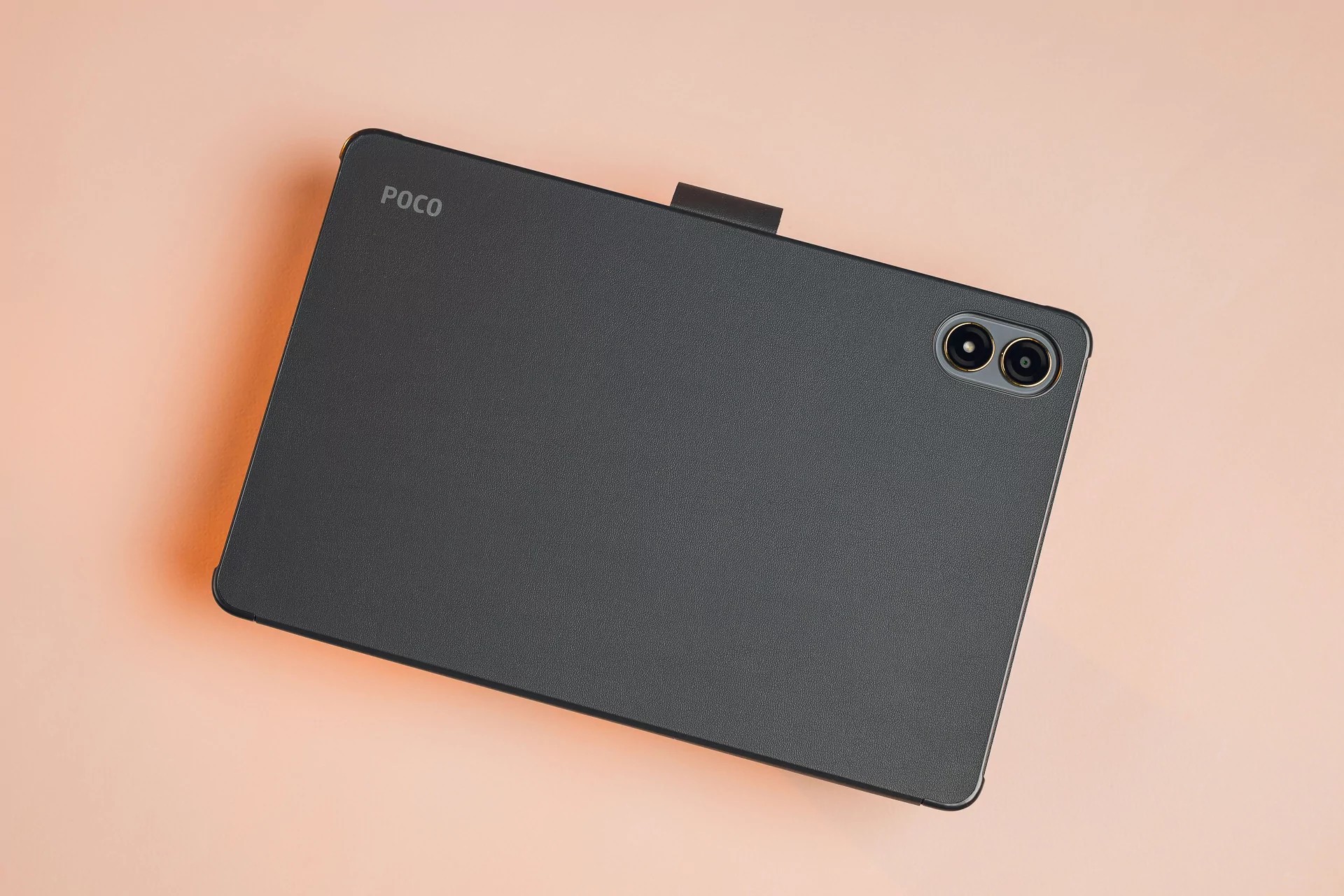 POCO Pad M1 Test: Stor skjerm, stort batteri og overraskende mye for pengene 2 POCO Pad M1 er tilgjengelig i to farger: grå og blå. Jeg kjøpte førstnevnte, og den blir sannsynligvis mer populær